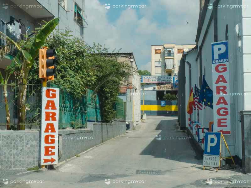 Garage Cristian - Porto Mergellina Viale di ingresso Garage Cristian - Porto Mergellina