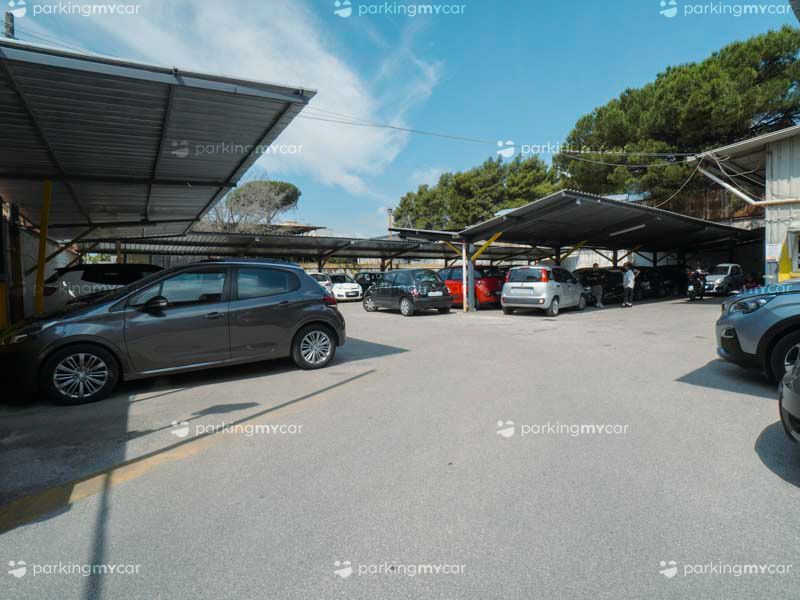 Garage Cristian - Porto Mergellina Posti auto sotto tettoia Garage Cristian - Porto Mergellina